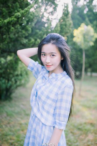 年轻的女孩在办公室推荐香水